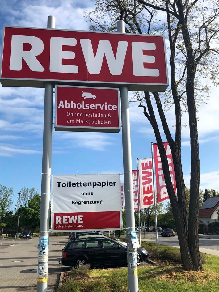 Hinweis auf vorhandenes Toilettenpapier an einem Rewe-Supermarkt in Teltow, 6.5.2020 / DHM © Kühne, Holger