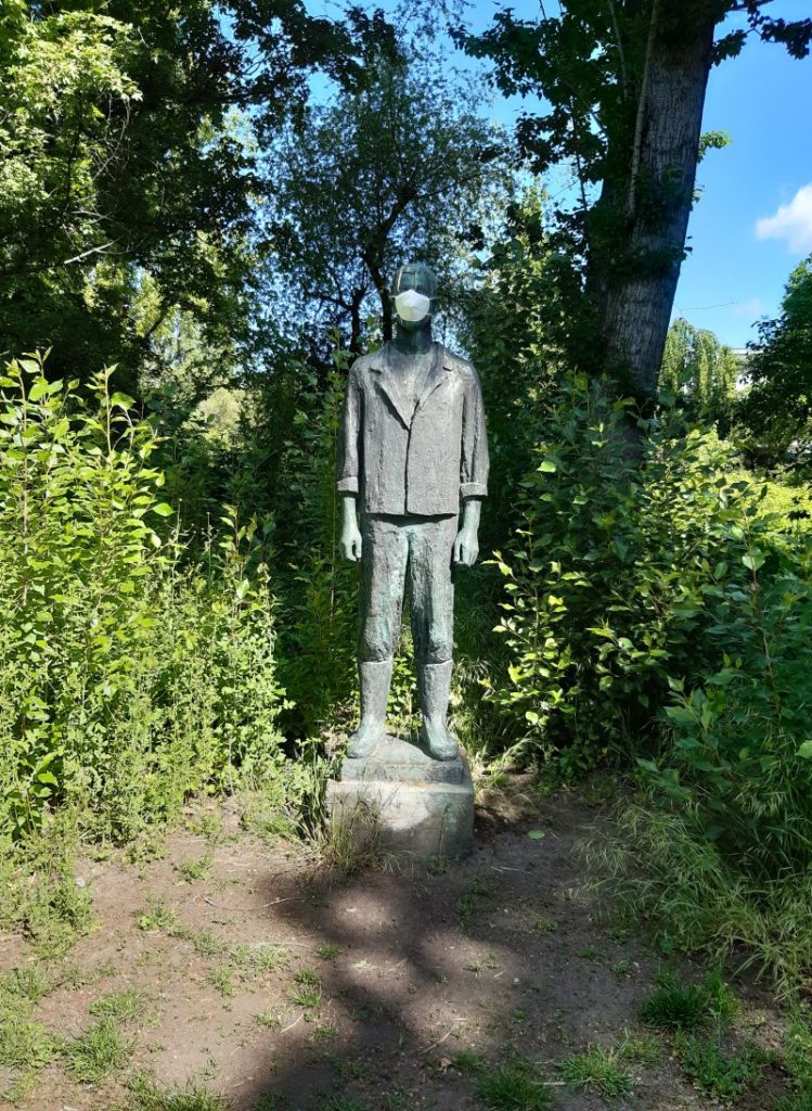 Skulptur "Junger Arbeiter" am Weißensee mit Gesichtsmaske, Mai 2020 / DHM © Marr de Arenas, Liane