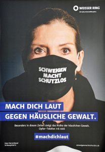 Schweigen macht schutzlos - Mach Dich laut gegen häusliche Gewalt. Besonders in Zeiten wie diese steigt das Risiko der häuslichen Gewalt. Plakat der Opferhilfe-Organisation WEISSER RING gegen zunehmende häusliche Gewalt als Folge der durch die Corona-Krise hervorgerufenen Isolation. Abgebildet: Katy Karrenbauer, Schauspielerin. Entwurf: dashomeoffice.com / SevenOne AdFactory; Creative Director: Friedrich-Paul Spielhagen & Daniel Koller, Fotograf: Viktor Strasse, Datierung: Mai 2020, Copyright: WEISSER RING e.V., P 2020/68 © Foto: DHM