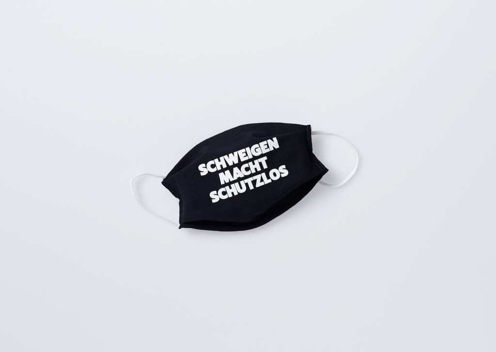 Mund-Nasen-Schutzmaske mit dem Aufdruck „Schweigen macht schutzlos“ der gleichnamigen Kampagne der Hilfsorganisation WEISSER RING e.V., Mainz 2020; © DHM, KT 2020/66