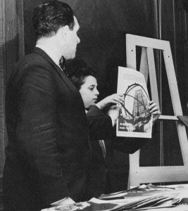 Peter Stein mit Foto in den Händen, 1951 © Peter Stein