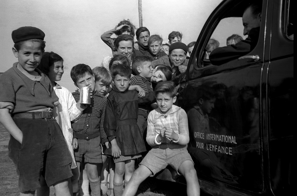 Besuch vom Office International pour l’Enfance, Chartres, 1939 © Fred Stein Archive, Stanfordville, NY