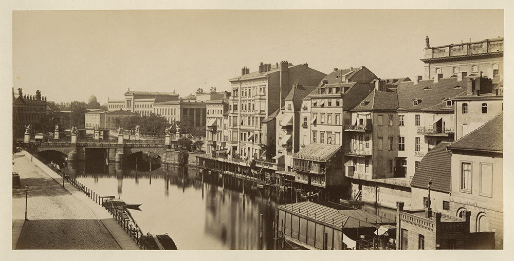 Blick von der Bauakademie auf Schlossbrücke und Museumsinsel, rechts die Häuser der Schlossfreiheit. Photographische Gesellschaft Berlin, 1885. Inv.-Nr. Ph 2020717.37 © DHM