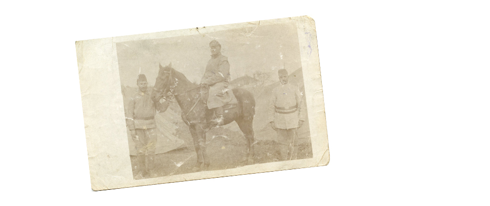 Das Bild ist eine Fotografie. Ein Reiter sitzt auf seinem Pferd. Der Reiter ist Richard Gorgas.