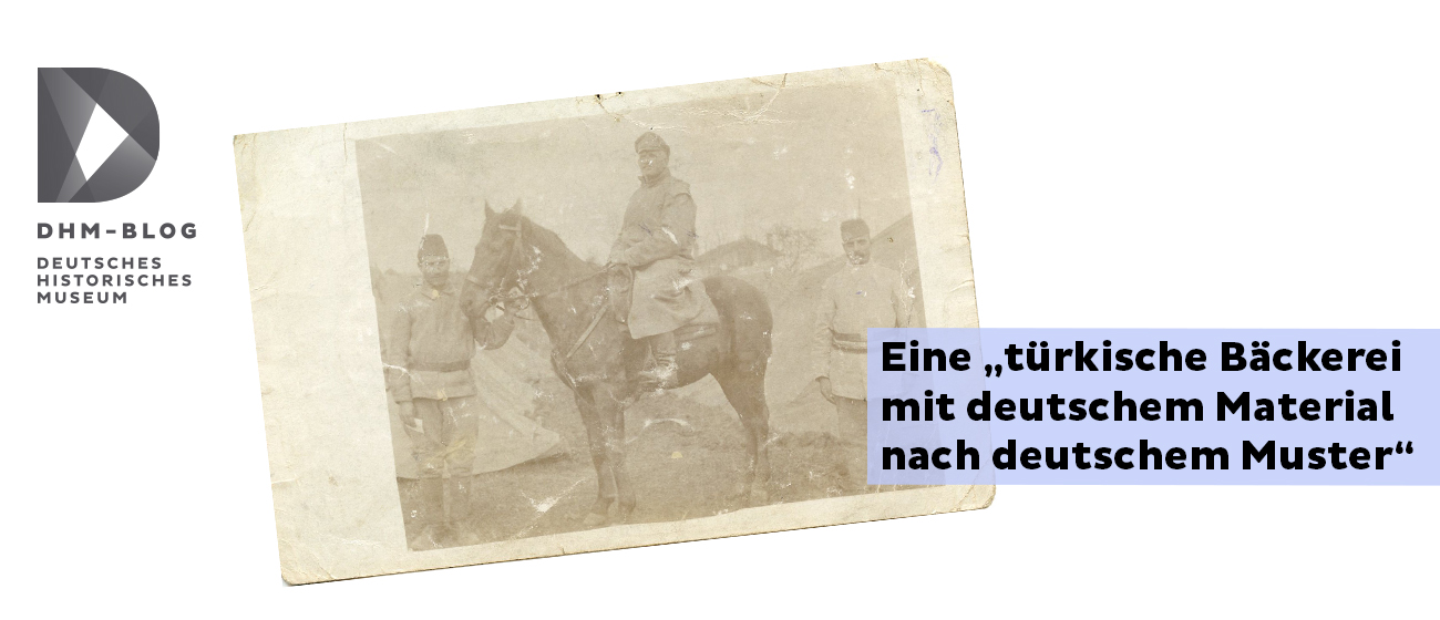 Das Bild ist eine Fotografie. Ein Reiter sitzt auf seinem Pferd. Der Reiter ist Richard Gorgas. In einer lila Box steht in schwarz geschrieben: "Eine Türkische Bäckerei mit deutschem Material nach deutschem Muster"