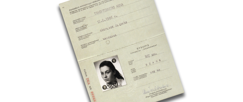 Auf dem Bild ist ein Ausweis zu sehen. Er ist aus Papier. Auf dem Ausweis ist das Foto einer Frau zu sehen. Außerdem gibt es Informationen zu der Person, die auf dem Ausweis vermerkt sind.