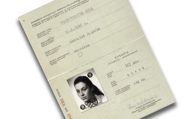 Auf dem Bild ist ein Ausweis zu sehen. Er ist aus Papier. Auf dem Ausweis ist das Foto einer Frau zu sehen. Außerdem gibt es Informationen zu der Person, die auf dem Ausweis vermerkt sind.