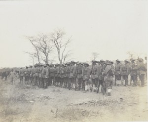 Fotografien eines Offiziers der „Kaiserlichen Schutztruppe“ aus dem Kolonialkrieg gegen die Herero und Nama; die Bildunterschriften im Fotoalbum lauten: „Vor dem Abmarsch […] in die Omaheke“ © DHM