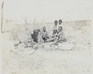 Fotografien eines Offiziers der „Kaiserlichen Schutztruppe“ aus dem Kolonialkrieg gegen die Herero und Nama; die Bildunterschriften im Fotoalbum lauten: „Im Feld überraschte Hererofamilie“, Deutsch-Südwestafrika, 1904–1908, 1988/1551, fol. 29, 35 © DHM