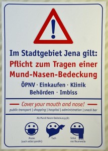 Im Stadtgebiet Jena gilt: Pflicht zum Tragen einer Mund-Nasen-Bedeckung. Deutsch- Englischsprachige Plakate aus den Kampagnen „Coronavirus – Wir bleiben solidarisch“ „Jenaer Bündelstrategie gegen Corona“ der Stadt Jena vom März und Mai 2020. Entwurf/Gestaltung: Stadt Jena, Datierung: März / Mai 2020, Copyright: Stadt Jena, P2020/267 © Foto: DHM