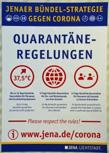 Quarantäneregelungen. Deutsch- Englischsprachige Plakate aus den Kampagnen „Coronavirus – Wir bleiben solidarisch“ „Jenaer Bündelstrategie gegen Corona“ der Stadt Jena vom März und Mai 2020. Entwurf/Gestaltung: Stadt Jena, Datierung: März / Mai 2020, Copyright: Stadt Jena, P2020/263 © Foto: DHM