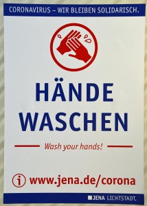 Händewaschen. Deutsch- Englischsprachige Plakate aus den Kampagnen „Coronavirus – Wir bleiben solidarisch“ „Jenaer Bündelstrategie gegen Corona“ der Stadt Jena vom März und Mai 2020. Entwurf/Gestaltung: Stadt Jena, Datierung: März / Mai 2020, Copyright: Stadt Jena, P2020/271 © Foto: DHM