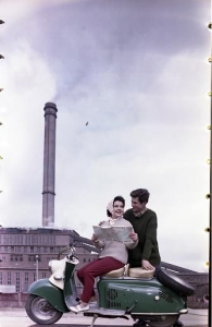 Kurt Schwarzer, Paar mit Motorroller vor dem Kraftwerk Vockerode, 1963 © DHM