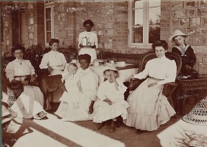 Familie Forkel mit Hauspersonal auf der Veranda ihrer Farm, Deutsch-Südwestafrika, um 1910, Do2 2003/1140-1142 © DHM