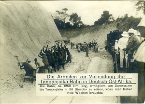 Afrikanische Arbeiter beim Bau der Tanganjika-Eisenbahn – Postkarte mit einer Fotografie von Otto und Georg Haeckel, 1910/1911, F 52/4051  © DHM