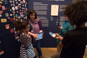 Friedrun Portele-Anyangbe (2.v.l.) in der Ausstellung "Angezettelt" bei der Vermittlungsarbeit