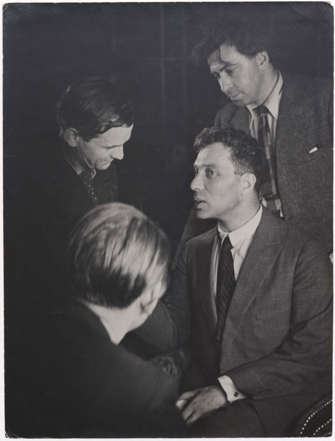 [Fotografie von Fred Stein: Boris Pasternak (sitzend), hinter ihm Ilja Ehrenburg, Gustav Regler und André Malraux (mit dem Rücken zur Kamera) während des Internationalen Schriftstellerkongress zur Verteidigung der Kultur]
