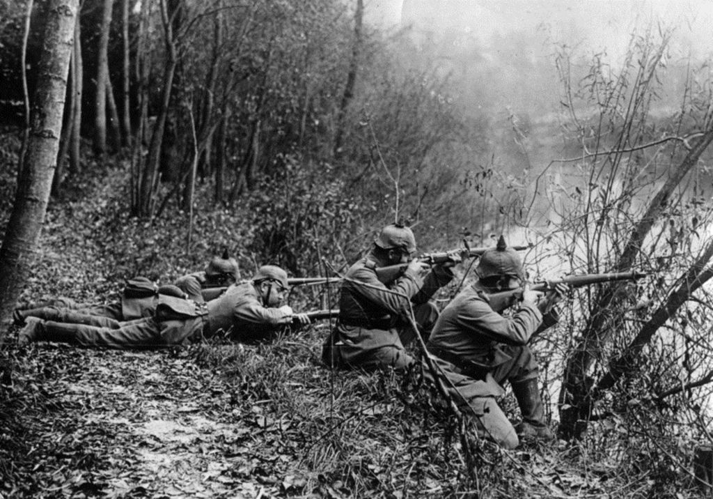 Photo: Deutsche Patrouille am Ufer der Aisne, 1914