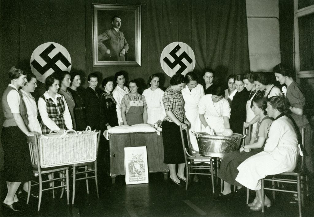 Foto: Babykurs des Reichsmütterdienstes, um 1935