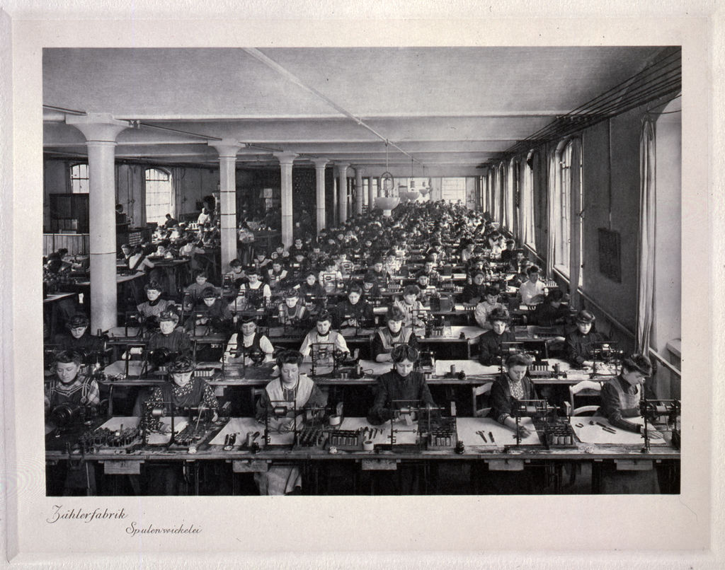 Fotografie: Spulenwicklerei einer Zählerfabrik der AEG, 1908