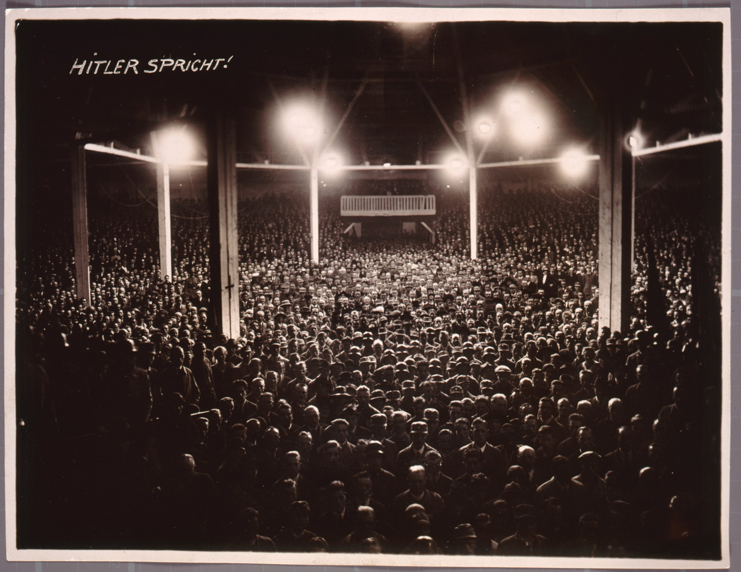 Adolf Hitler spricht auf einer Veranstaltung der NSDAP im Zirkus Krone