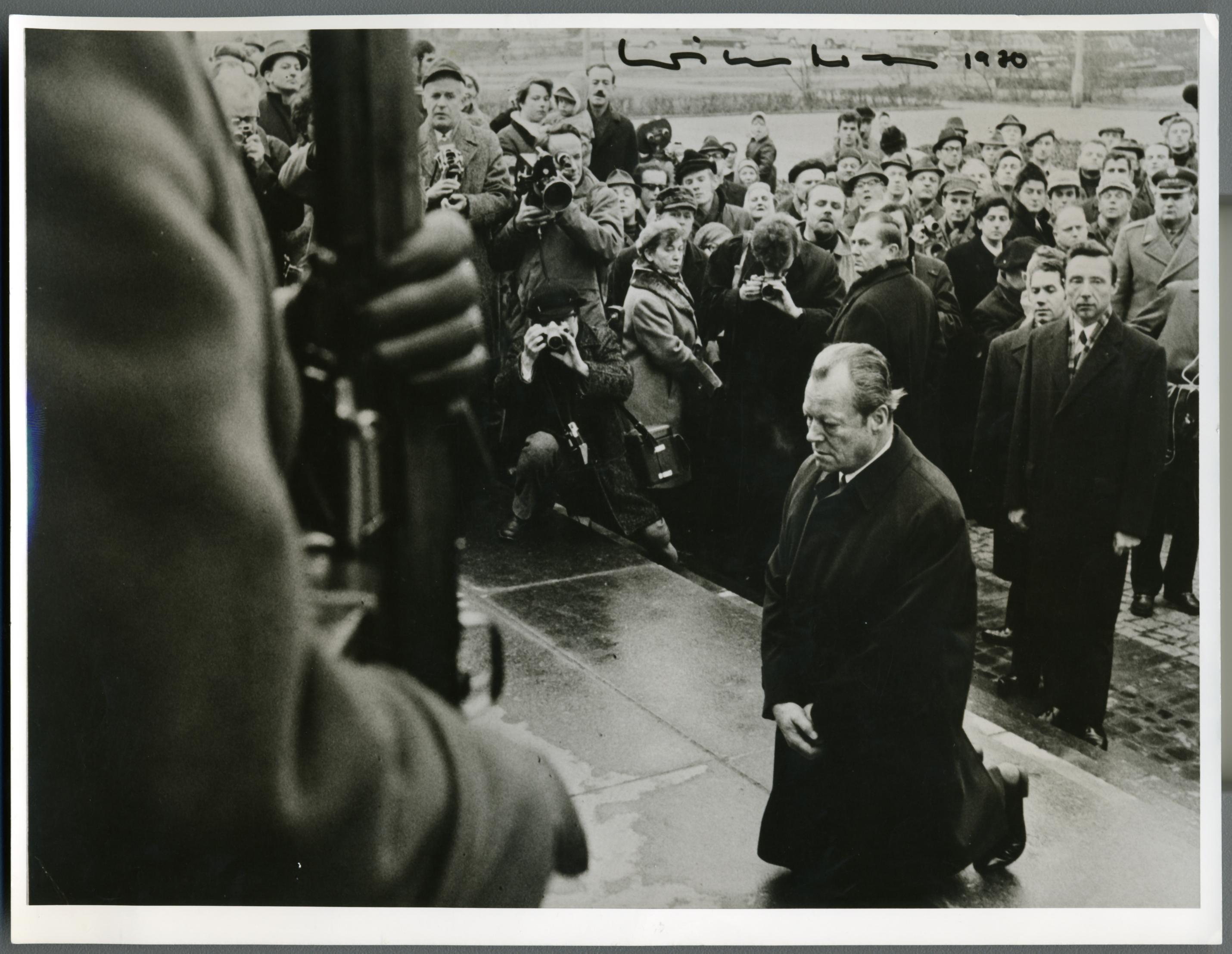 Exponat: Willy Brandt vor dem Ehrenmal des Warschauer Ghettos,1970