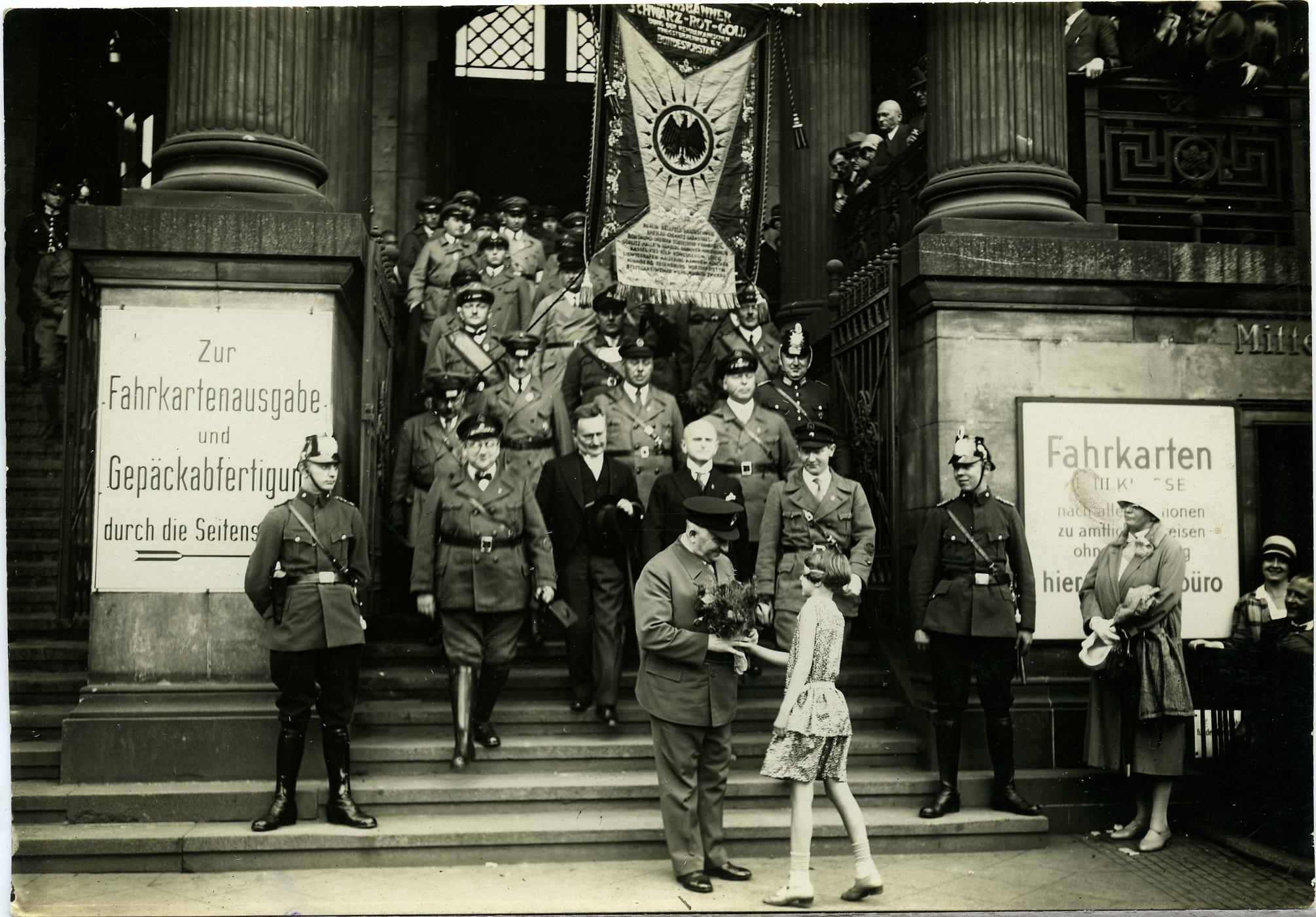 Foto: Ankunft des Bundesvorstandes des Reichsbanners Schwarz-Rot-Gold auf dem Potsdamer Bahnhof in Berlin, um 1927