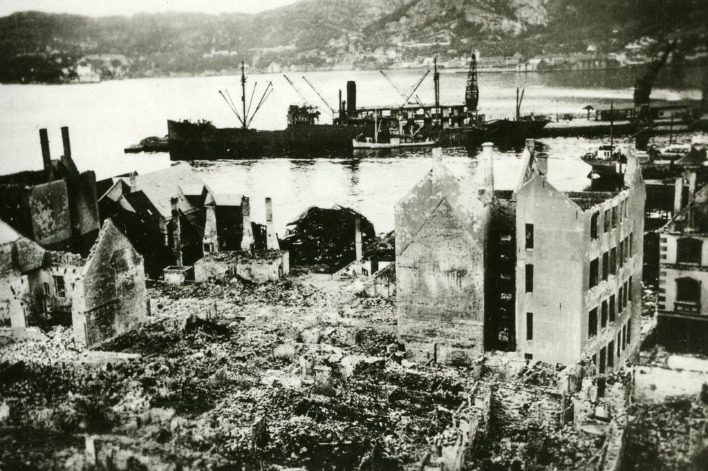 Exponat: Photo: Bergen, zerstörte Hafenanlage, 1941