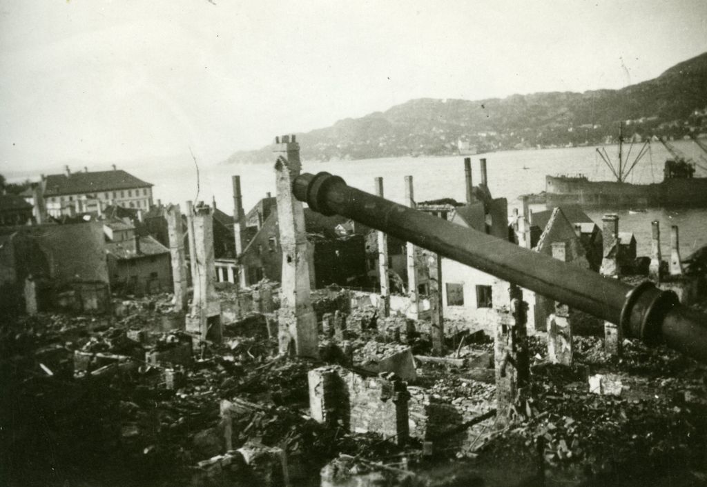 Exponat: Foto: Bergen, zerstörte Häuser, 1941