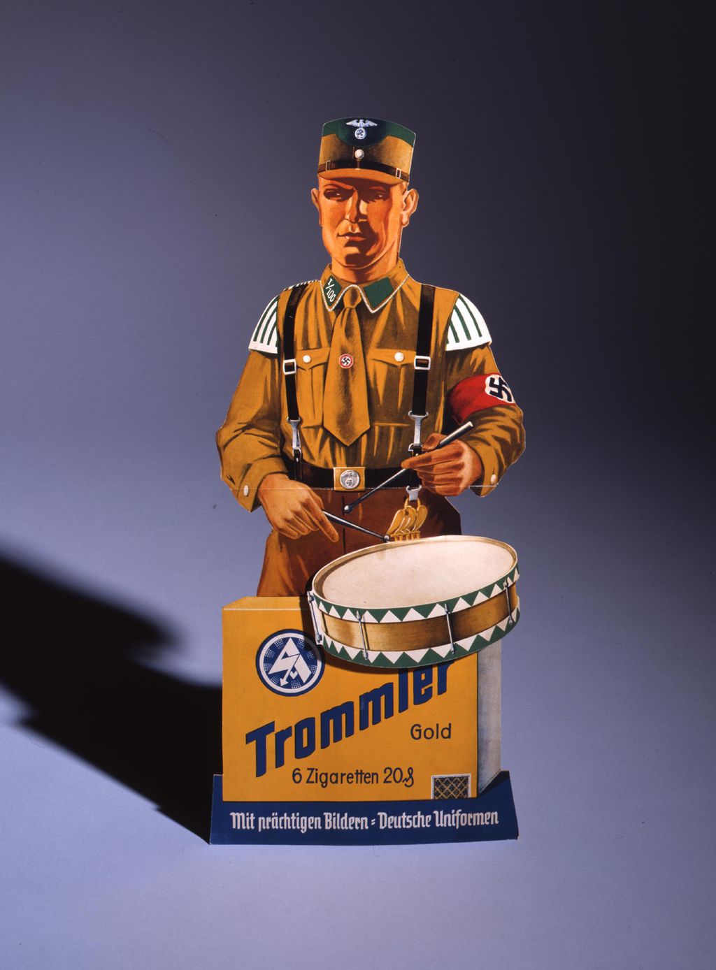 Alltagskultur: Werbeaufsteller für Zigaretten "Trommler" mit SA-Mann, um 1933