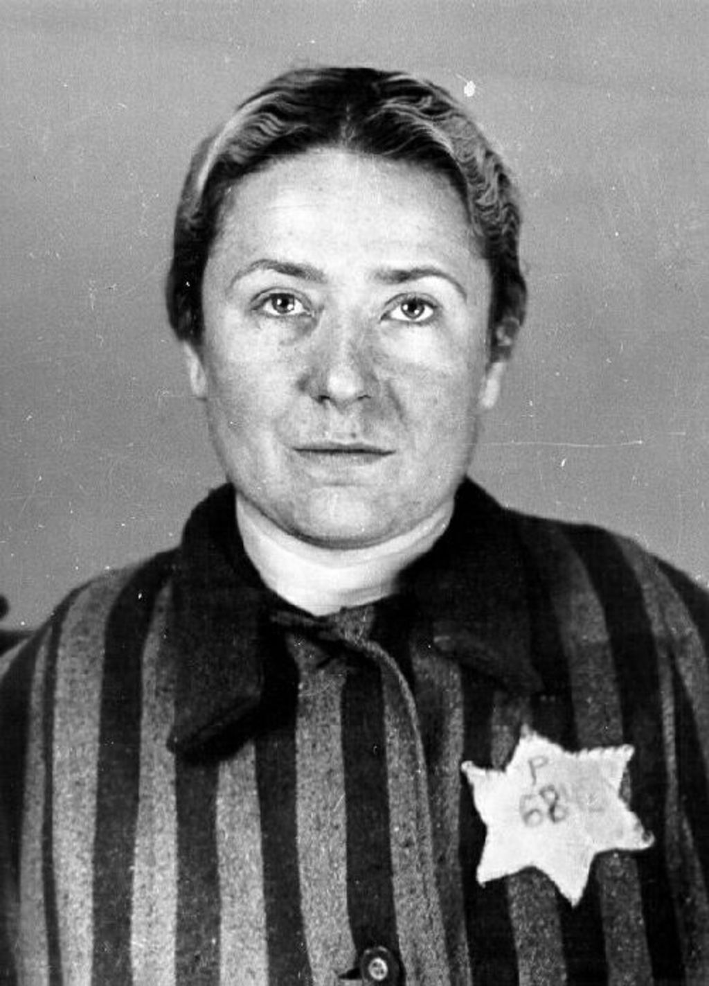 Exponat: Foto: Erfassungsfoto aus dem KZ Auschwitz, 1942