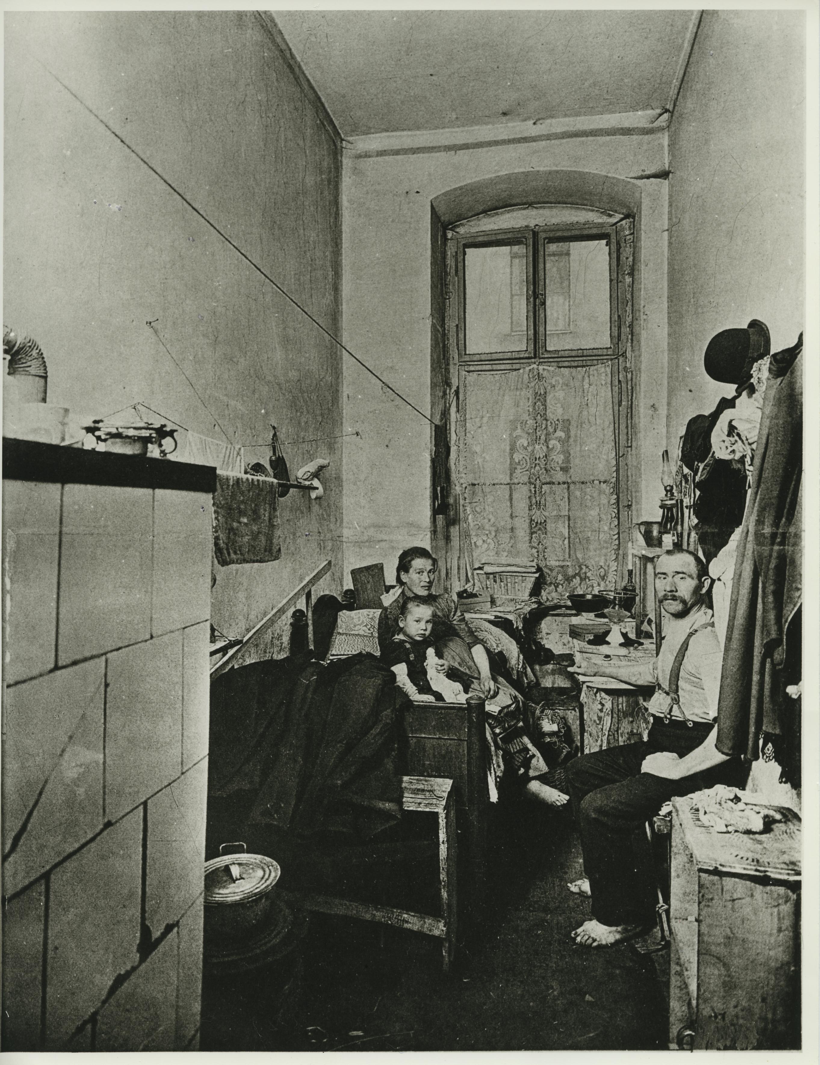 [Foto: Elendsquartier in Berlin, Liegnitzer Straße 9, um 1910]