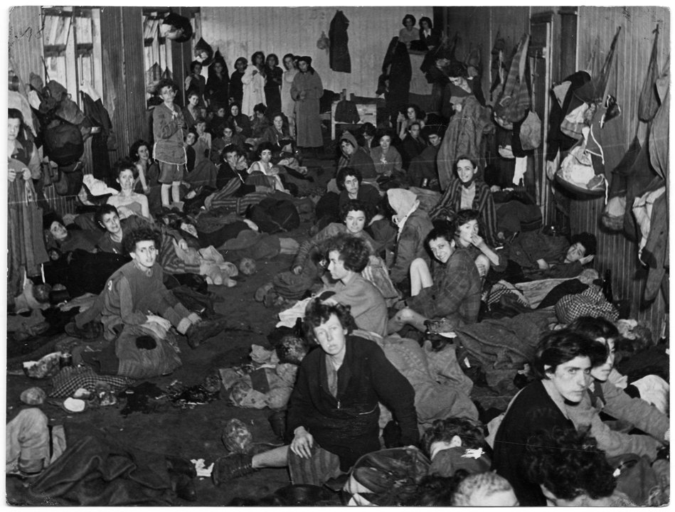 Foto: Nach der Befreiung des KZ Bergen-Belsen, 1945