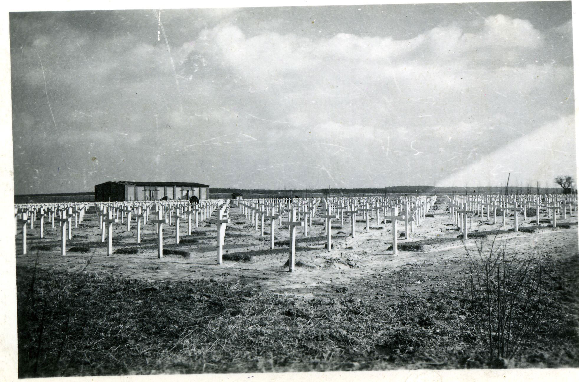 [Fotografie: Das Gardelegener Gräberfeld an der Isenschnibber Scheune, 1945/53]