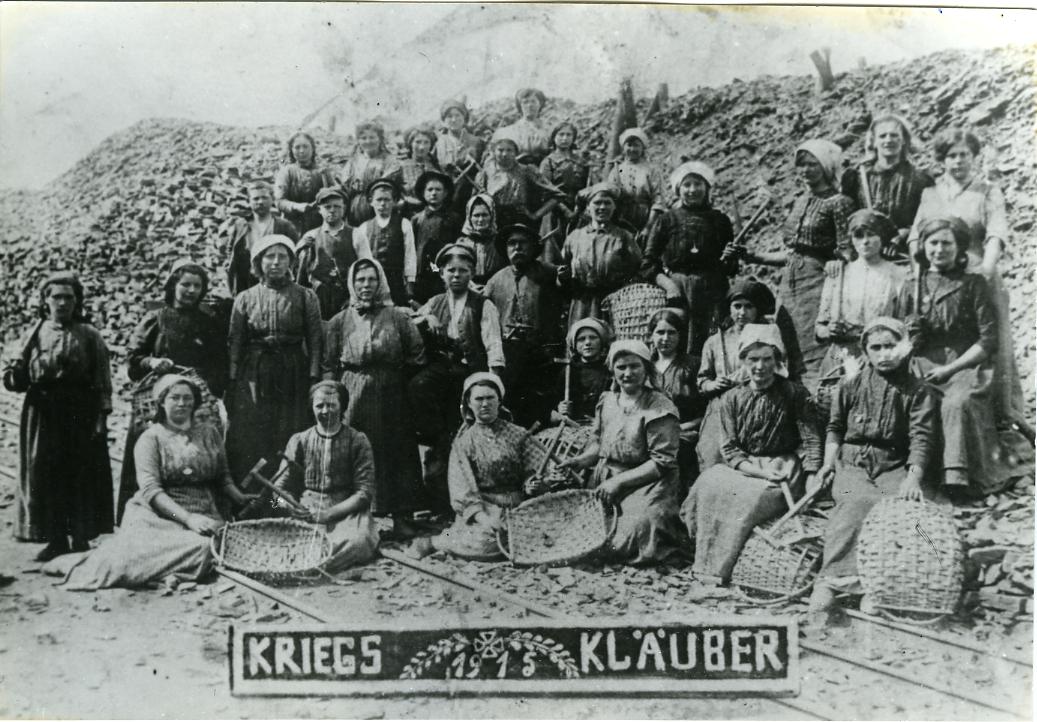 [Arbeiterinnen im Bergbau, 1915]