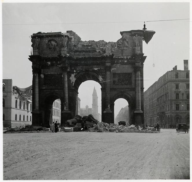 Siegestor, 1944