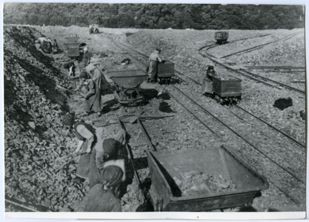 [Arbeiterinnen im Bergbau, um 1915]