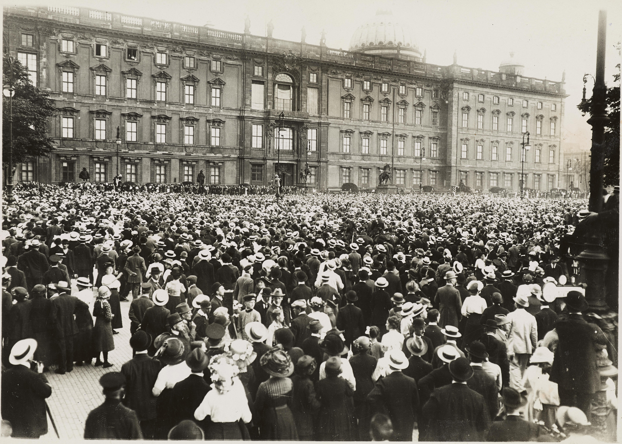 Foto: Tausende warten vor dem Berliner Stadtschloss auf den Ablauf des Ultimatums an Russland, 1914