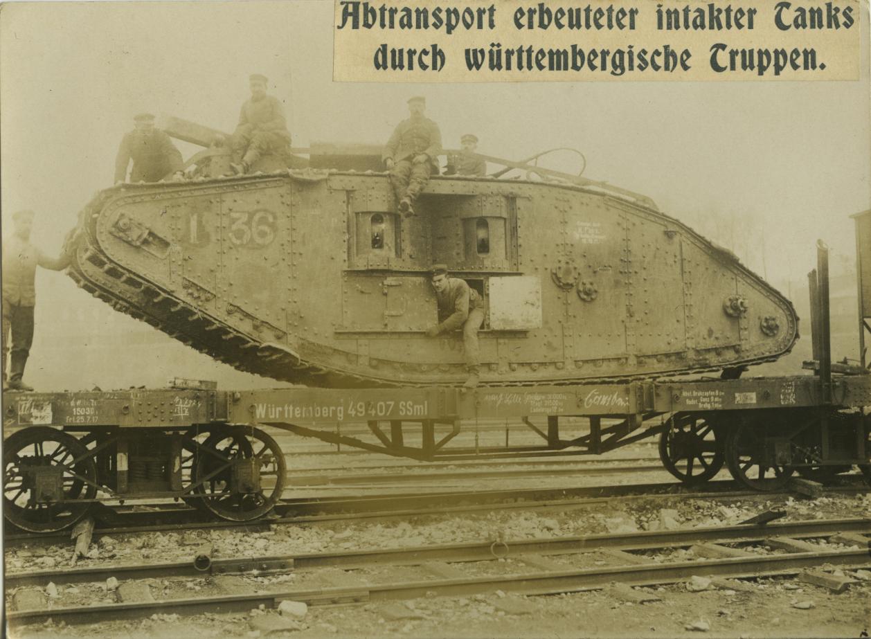 [Abtransport eines erbeuteten englischen Tanks durch deutsche Truppen, 1917/1918]
