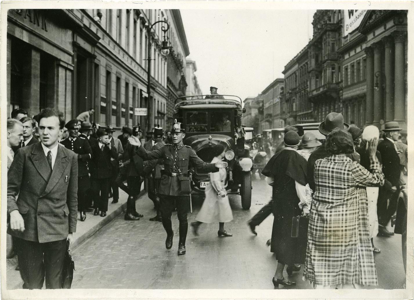 Foto: Polizei in der Wilhelmstraße nach Verhängung des Ausnahmezustandes beim "Preußenschlag", 1932
