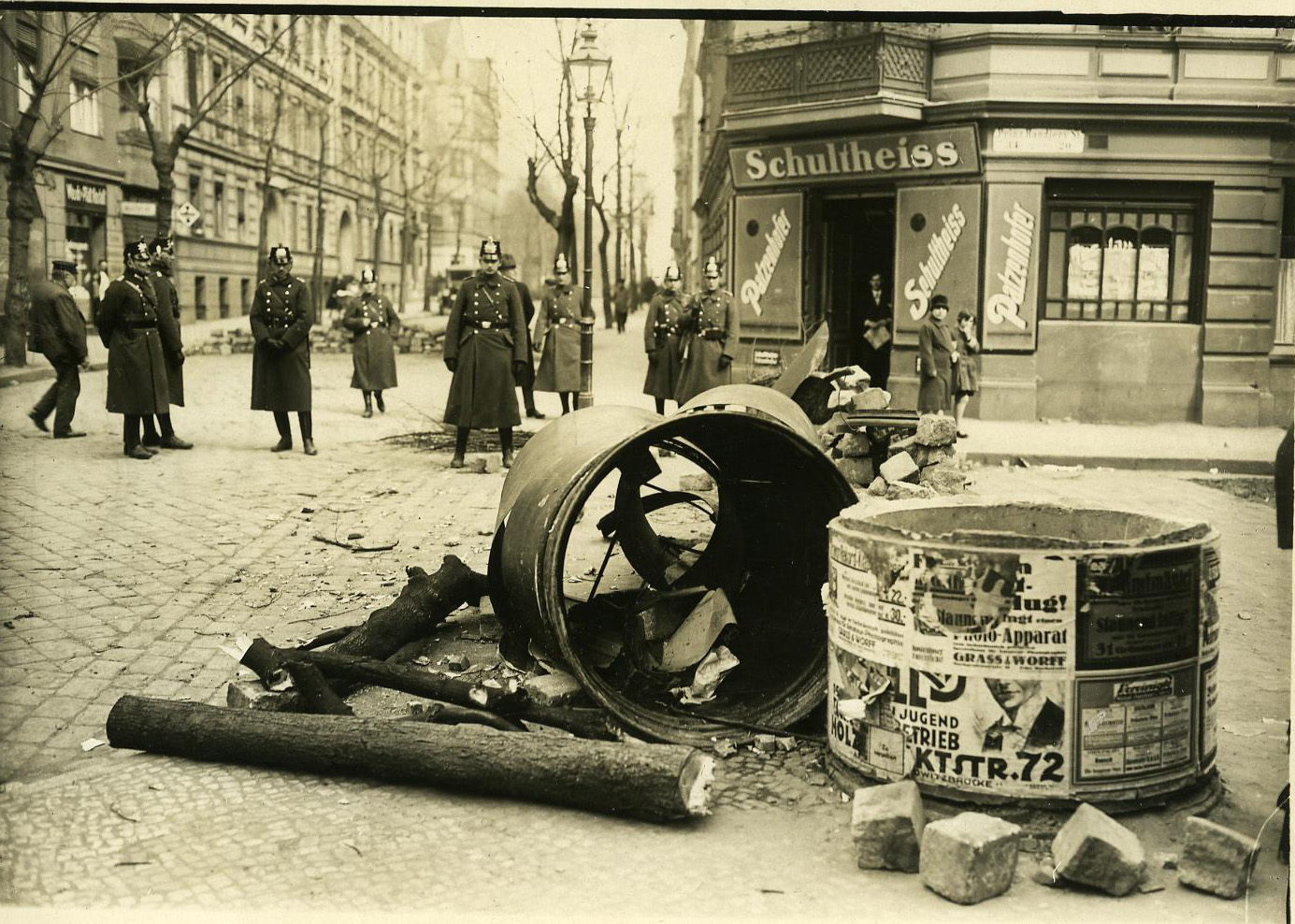 Foto: Straßenkreuzung in Berlin-Neukölln während der Maiunruhen, 1929