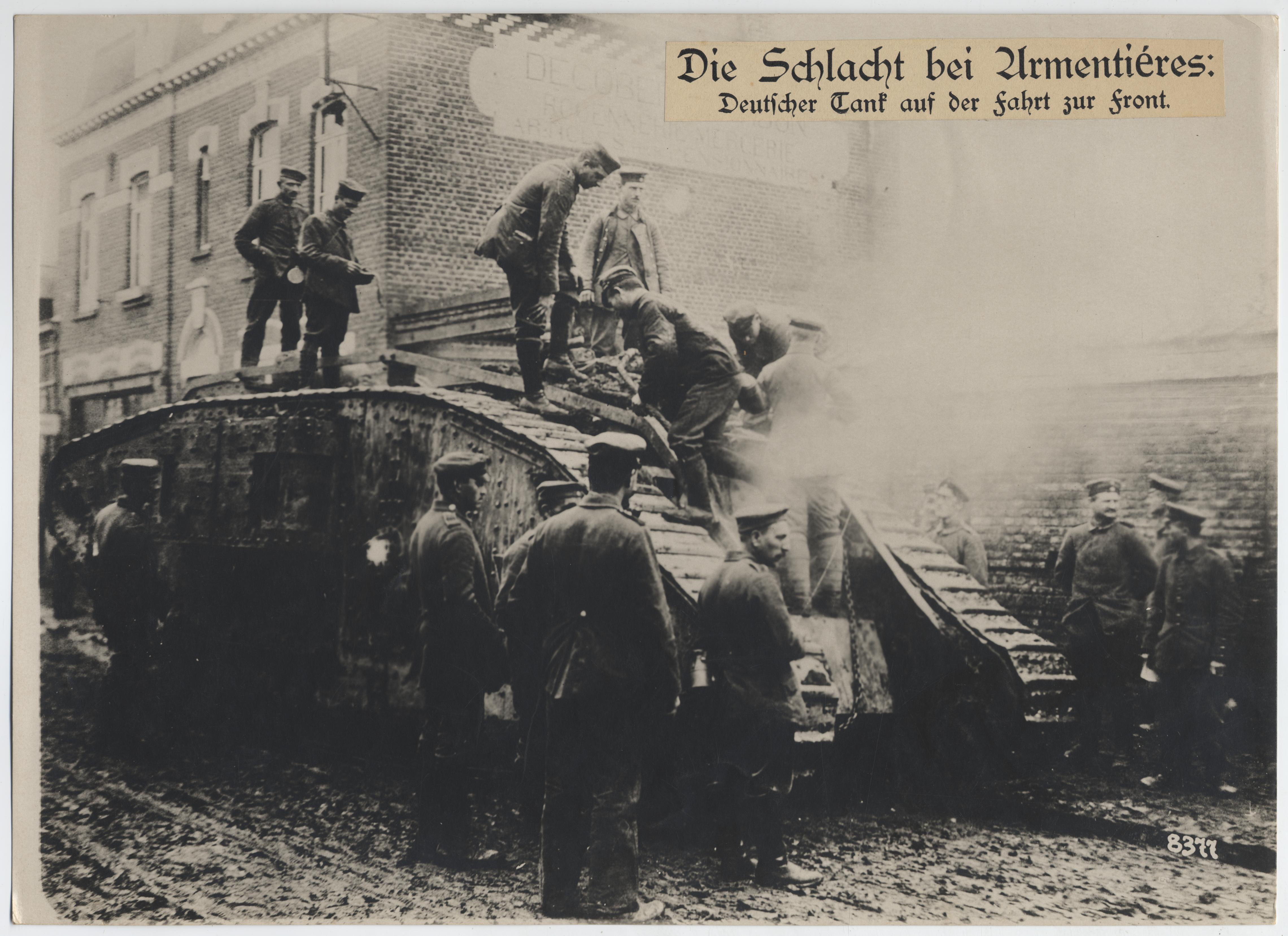 Foto: Deutscher Panzer bei Armentières, 1918