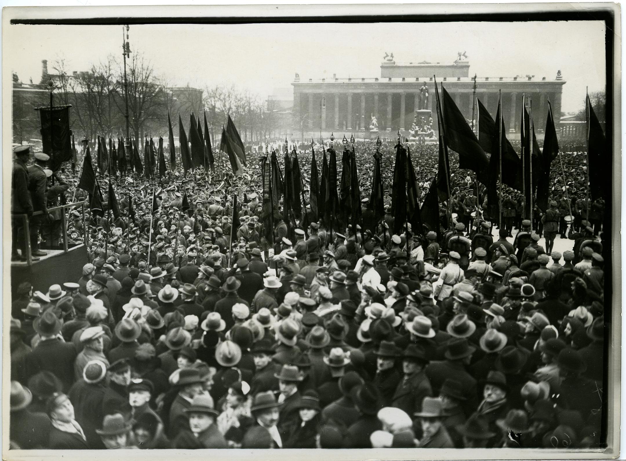 Foto: Aufmarsch des Reichsbanners im Lustgarten zum Abschluss seiner Bundesgeneralversammlung, 1933