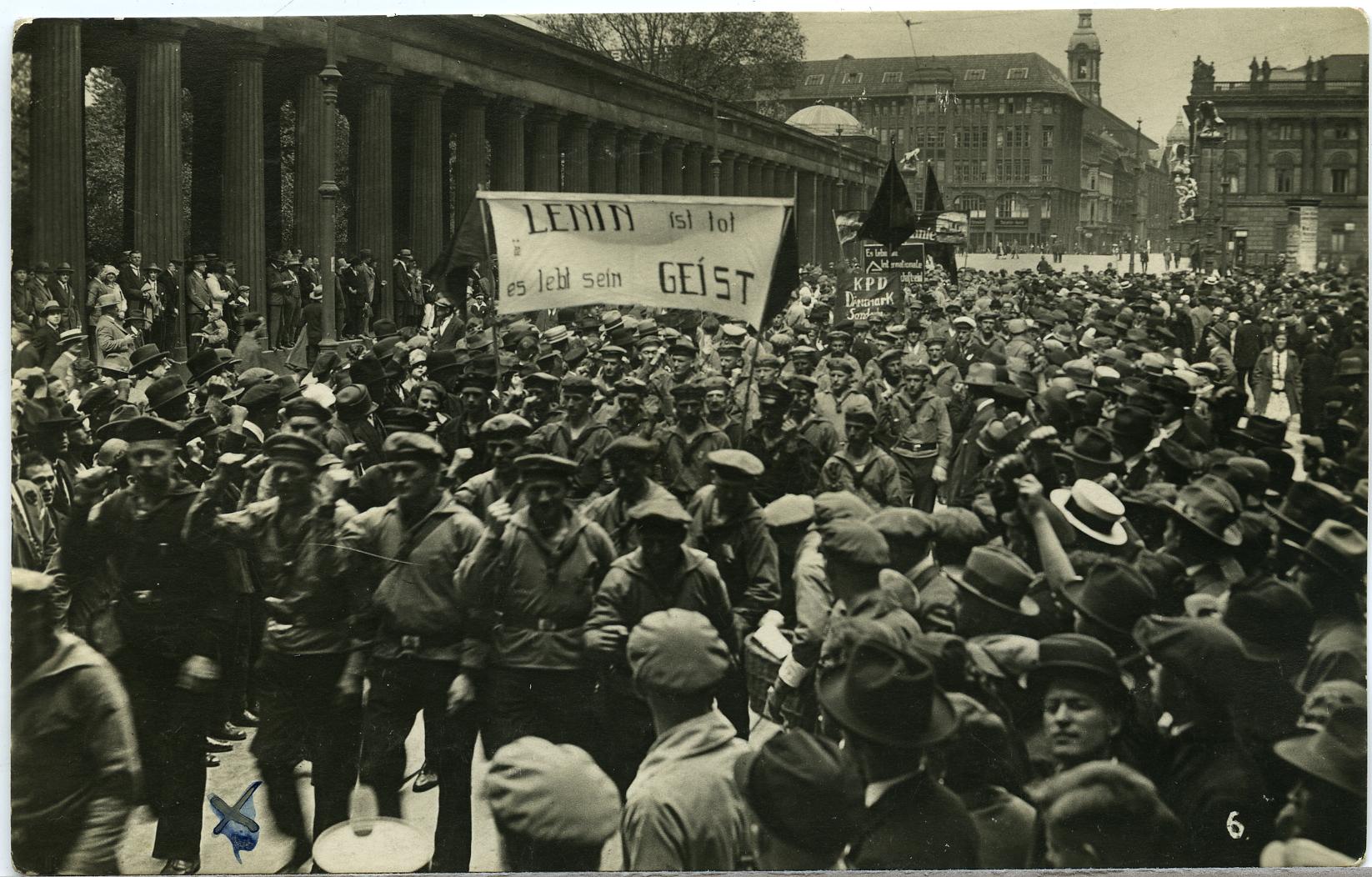 Foto: Beim Reichstreffen des Roten Frontkämpferbundes an der Berliner Nationalgalerie, 1927