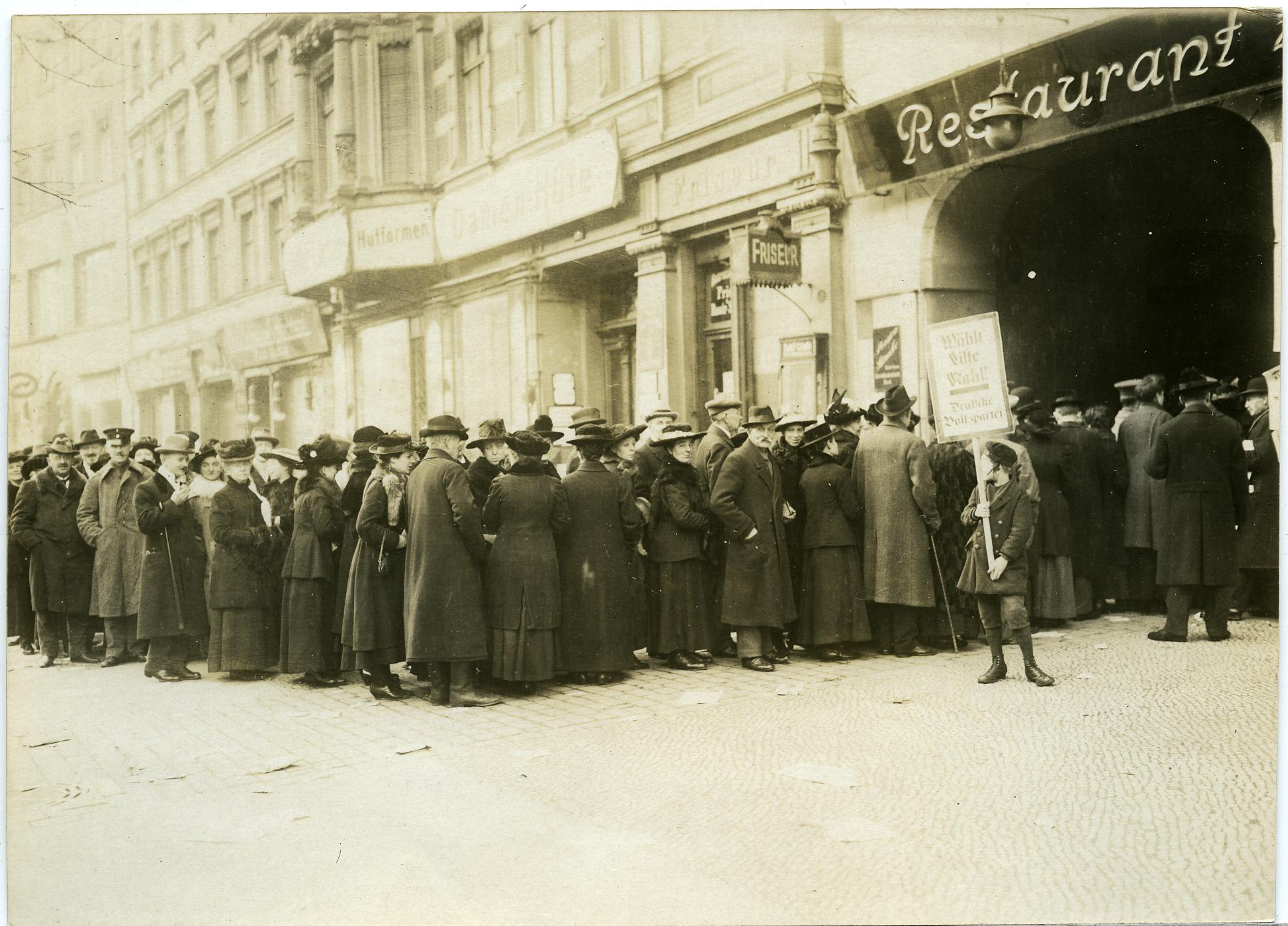 Fotografie: Schlange vor einem Wahllokal für die Wahl zur Nationalversammlung, 1919