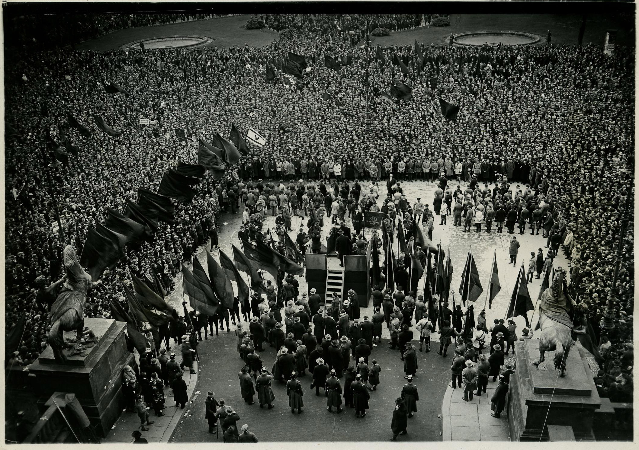 Foto: Wahlkundgebung der Eisernen Front für Hindenburg zur Reichspräsidentenwahl, 1932