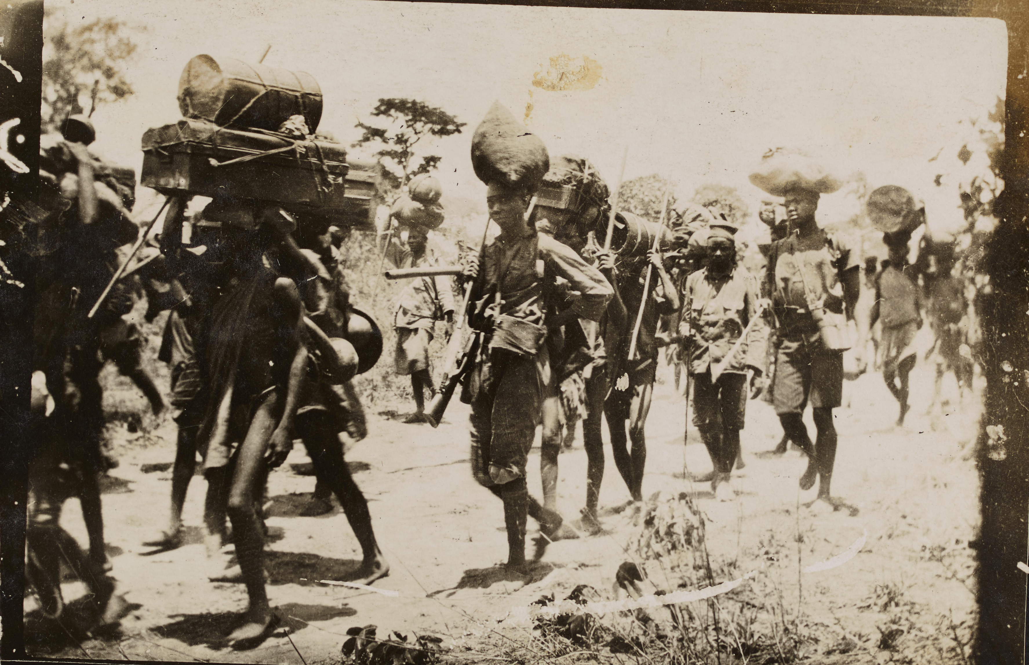 [Exponat: Foto: Afrikanische Trägerkolonnen der deutschen "Schutztruppe" in Deutsch-Ostafrika, 1914/1918]
