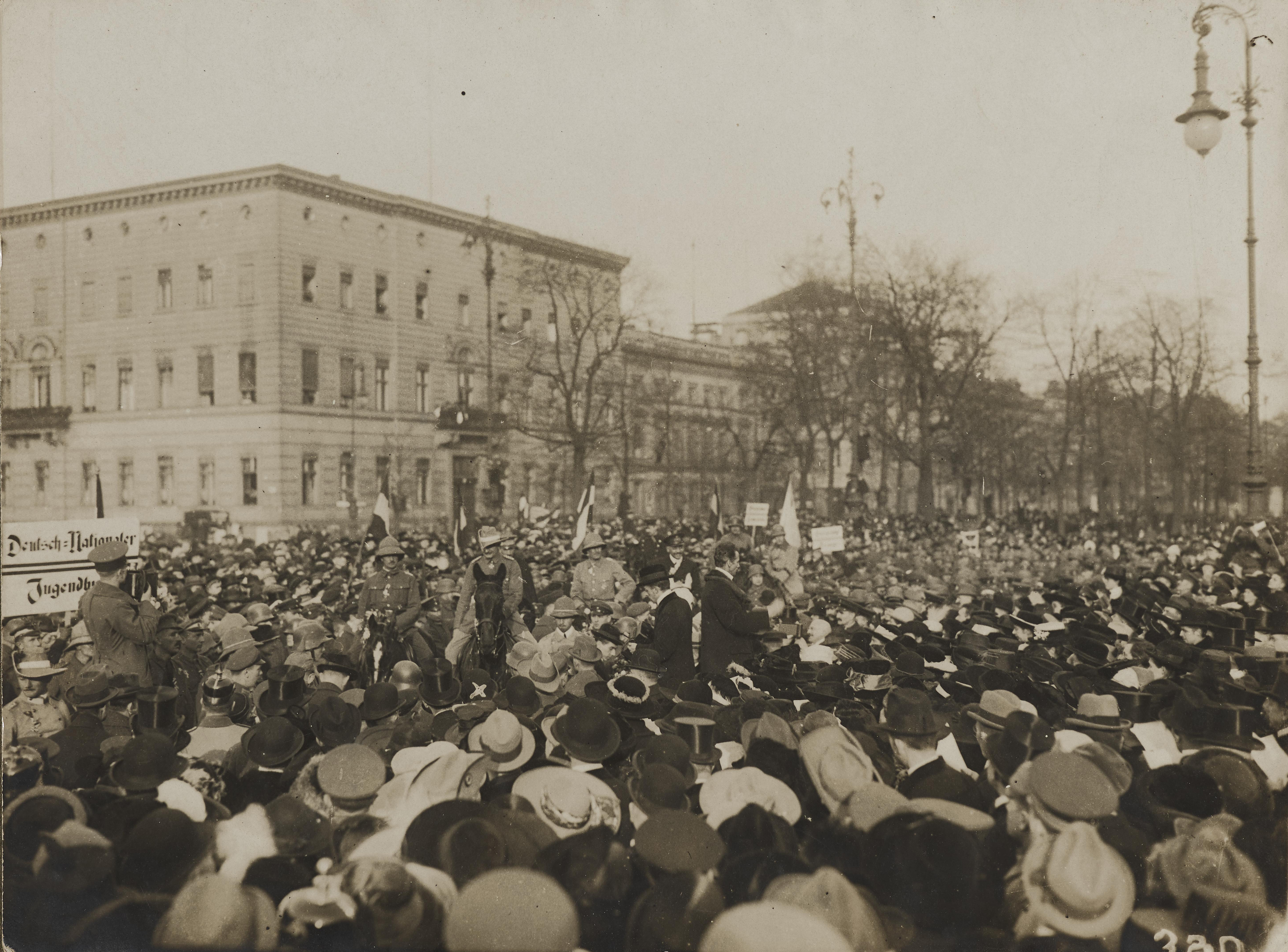 [Exponat: Foto: Einzug der ehemaligen "Schutztruppe" aus Deutsch-Ostafrika, 2. März 1919]