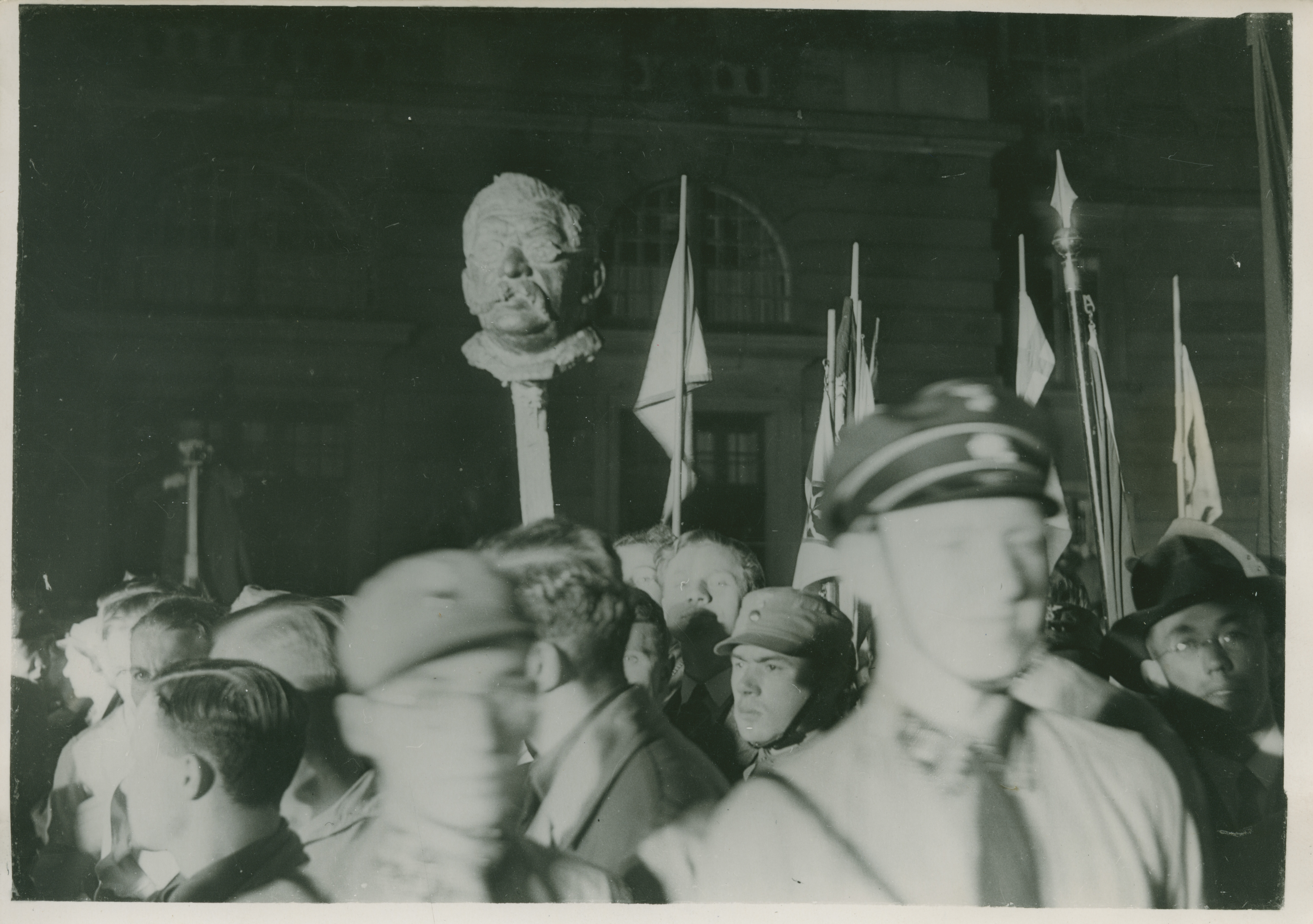 [Fotografie: Nationalsozialistische Studenten mit später verbrannter Büste von Magnus Hirschfeld bei der Bücherverbrennung, 1933]