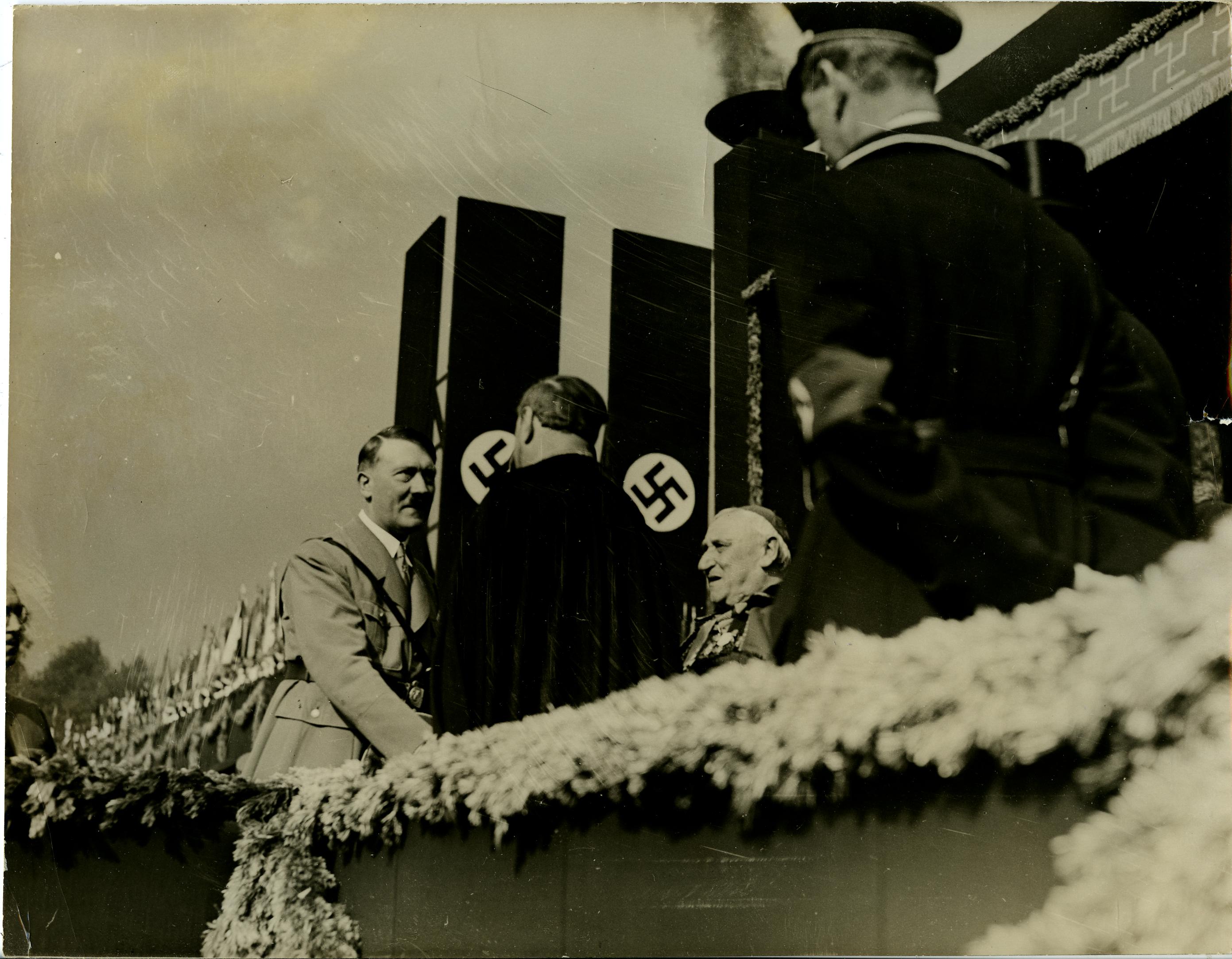 Adolf Hitler bei der Grundsteinlegung zum "Haus der Deutschen Kunst", 1933